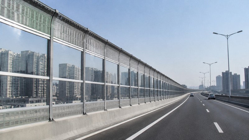 城市高架透明聲屏障如何兼顧采光、結構安全與降噪？